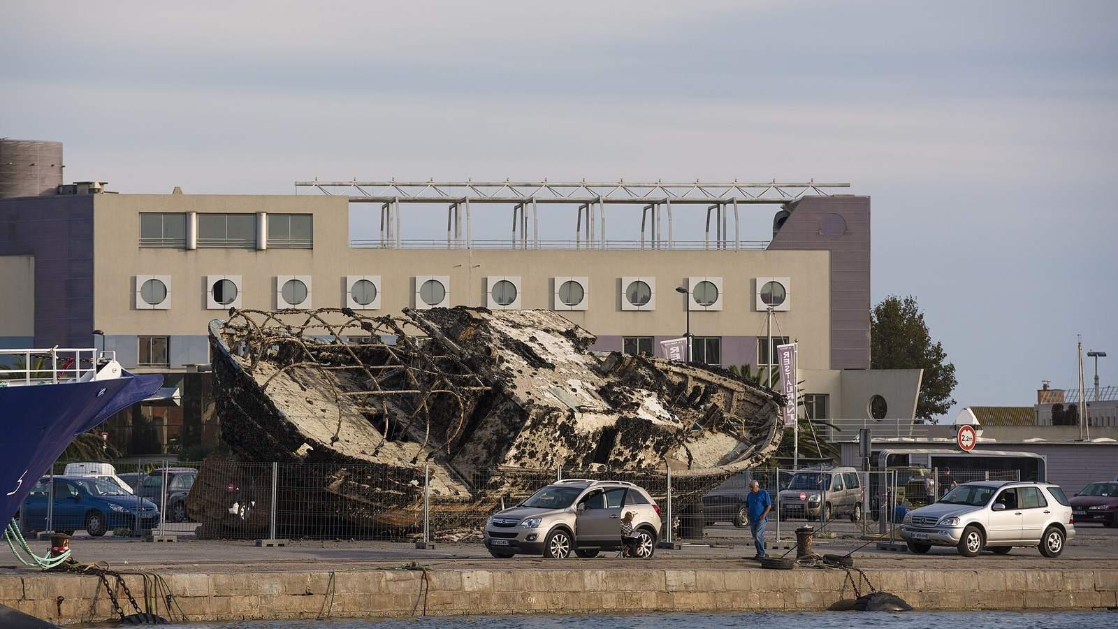 Épave de bateau le long du quai Paul-Riquet, à Sète (Hérault), photographiée en octobre 2015