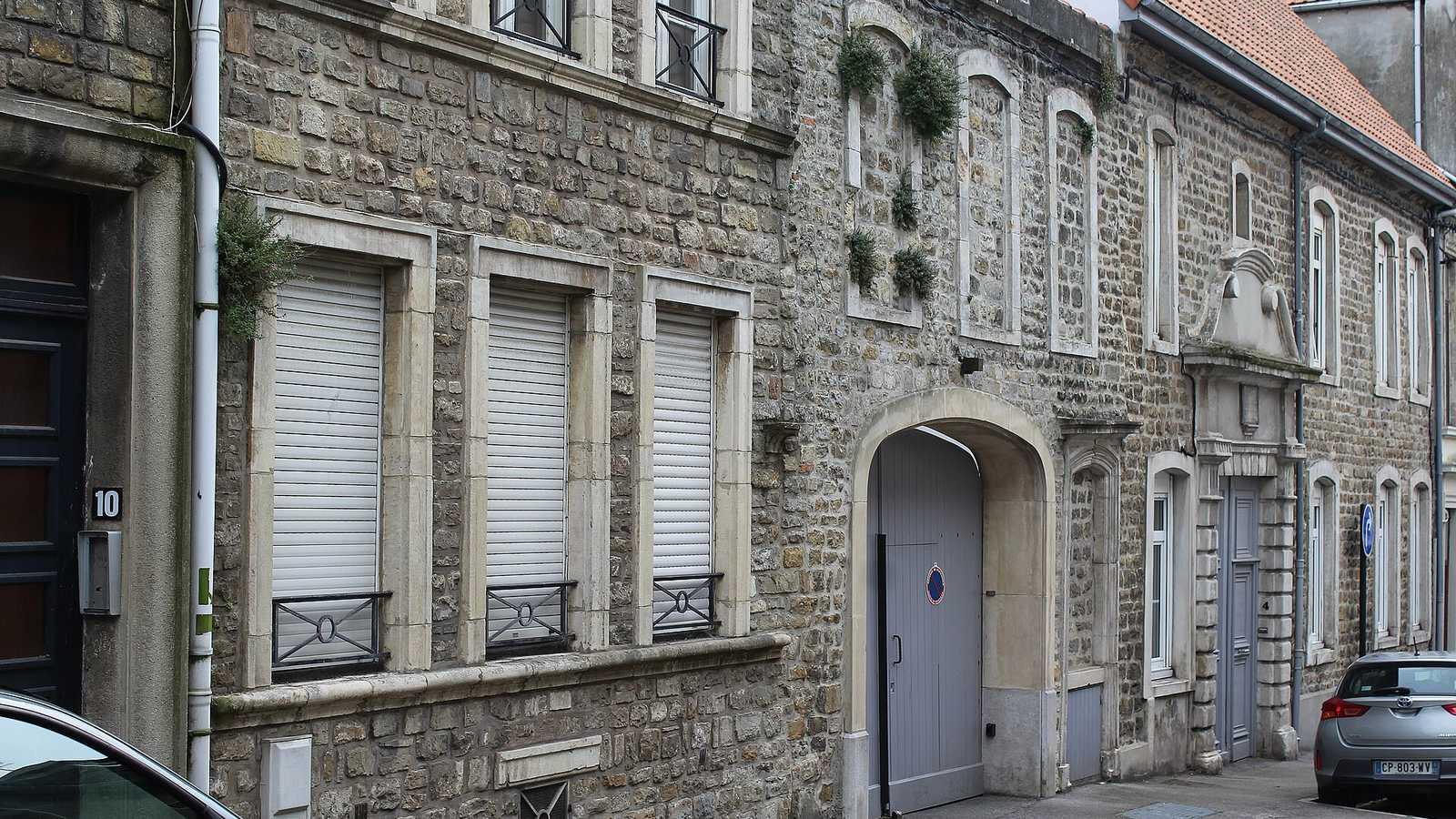 Rangée de maisons anciennes rue de l'Oratoire à Boulogne-sur-Mer, dont la façade compte des fenêtres aveugles