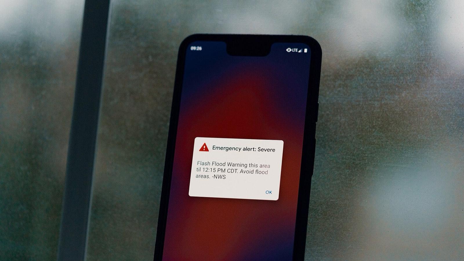 Smartphone affichant une alerte d'urgence aux crues soudaines, reçue aux États-Unis