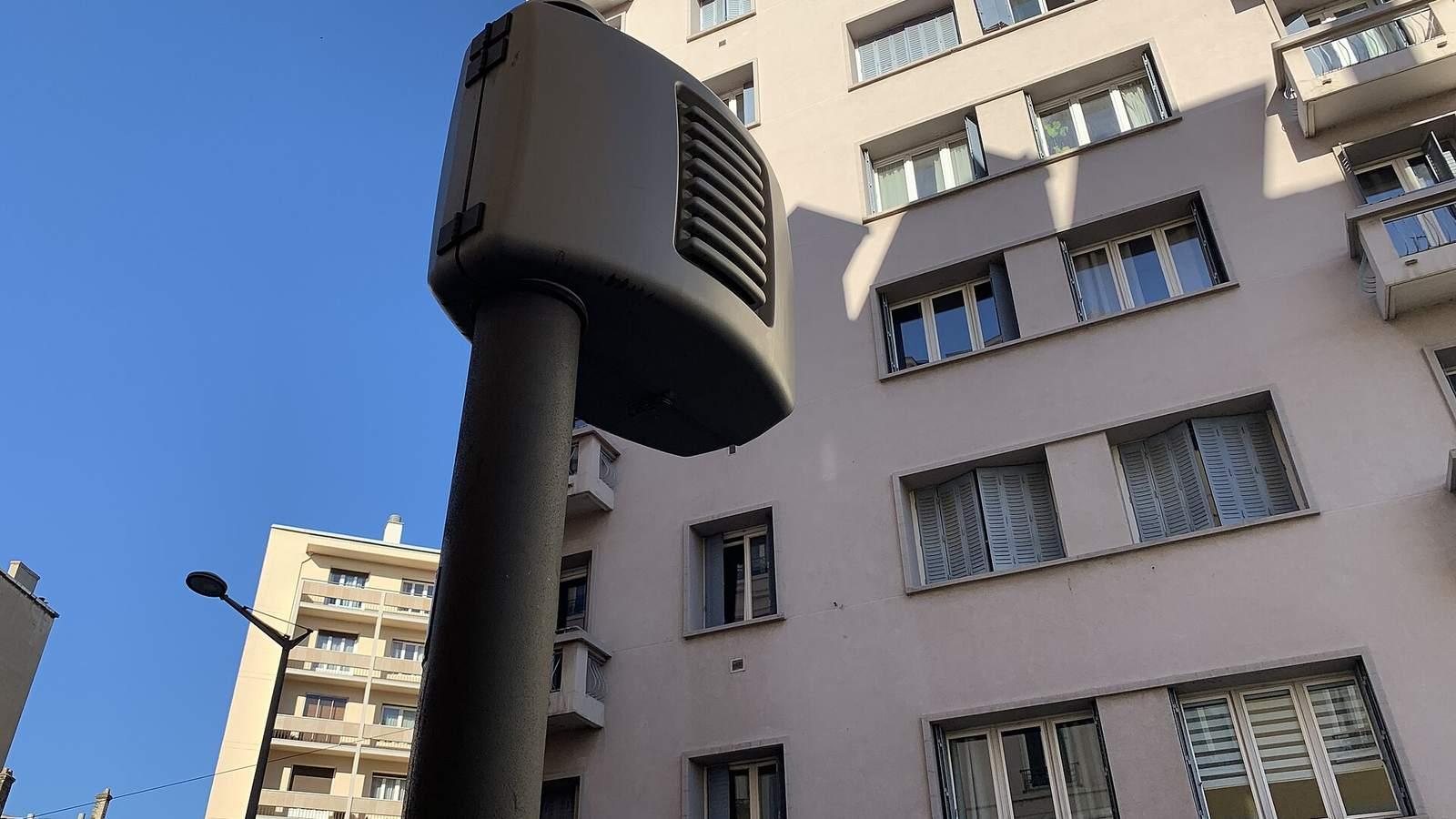 Radar automatique de contrôle de la vitesse au bord de la route de Vienne, à Lyon