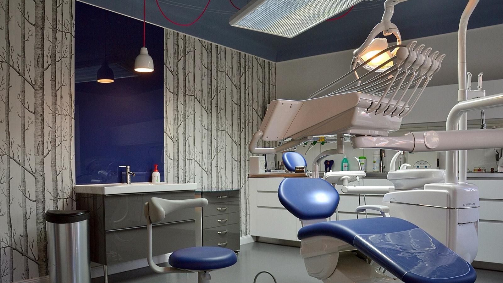 Fauteuil de dentiste et équipement de soins dans un cabinet dentaire de Sopron, en Hongrie