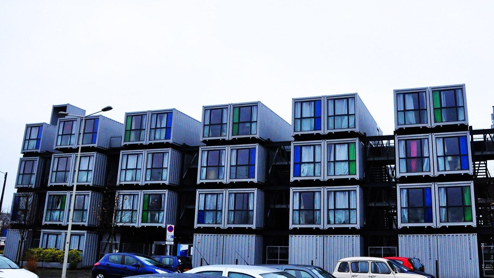 Immeuble de logements étudiants fait de conteneurs maritimes empilés, au Havre