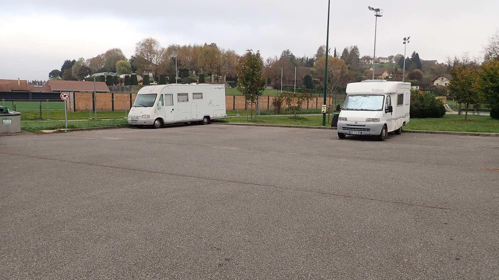 Camping-cars stationnés sur l'aire de camping-cars de Belley, dans l'Ain