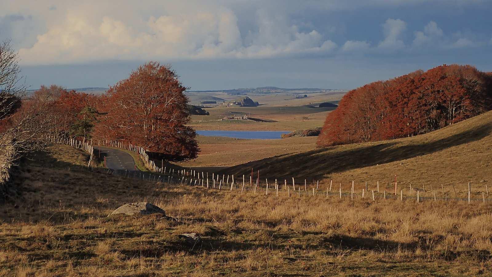 Le plateau de l'Aubrac en automne, avec le lac de Born et le truc de Marchastel