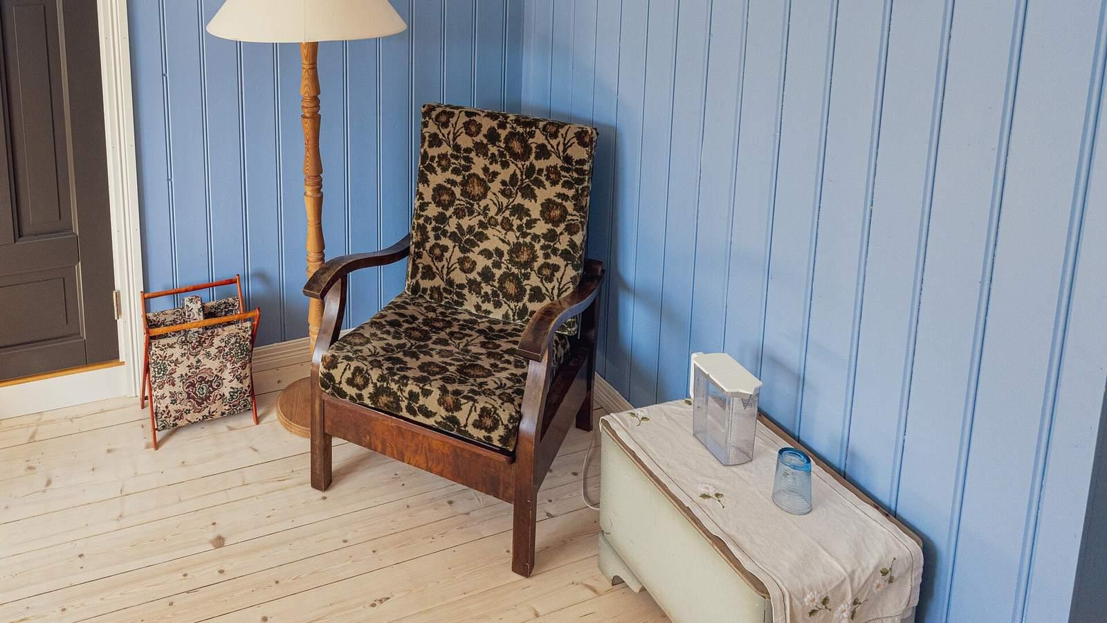 Coin lecture aménagé dans une pièce de la maison de ferme de Grythengen