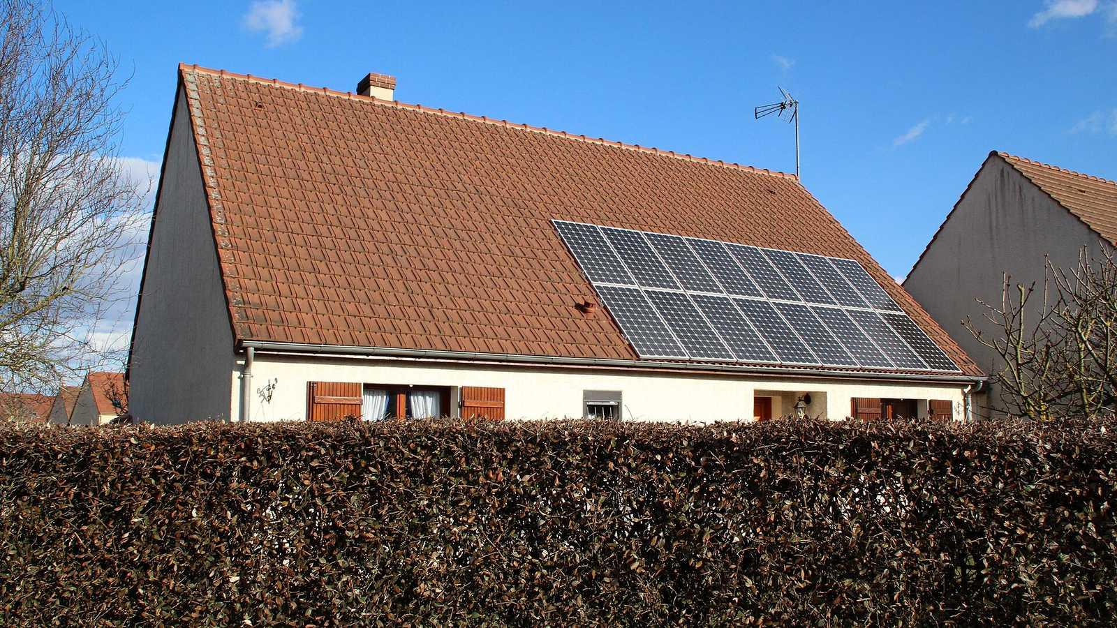 Habitation d'Ablis, dans les Yvelines, équipée de panneaux solaires sur son toit, en 2012