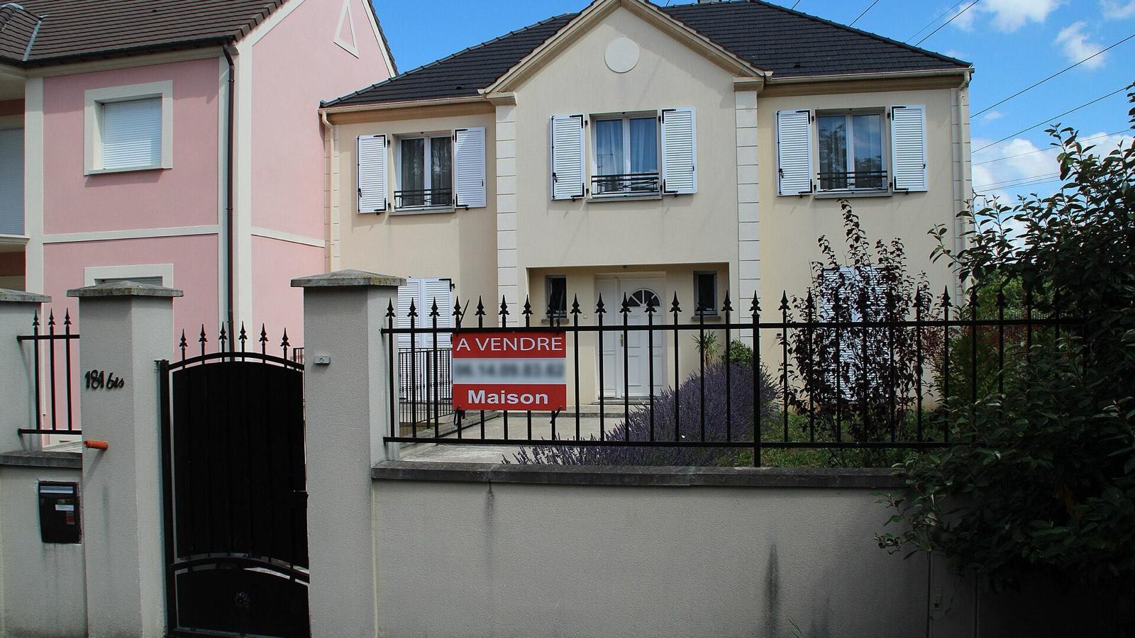 Maison individuelle avec un panneau « À vendre » accroché à la grille, aux Ulis